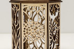 Lanterne décorative en bois découpé Fleurale