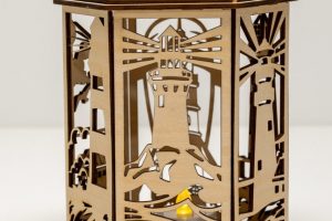 Lanterne décorative en bois découpé Phare