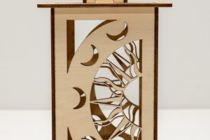 Lanterne décorative en bois découpé Phare soleil