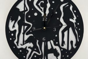 Horloge murale “Danse & Silhouettes” – Design sensuel en bois découpé